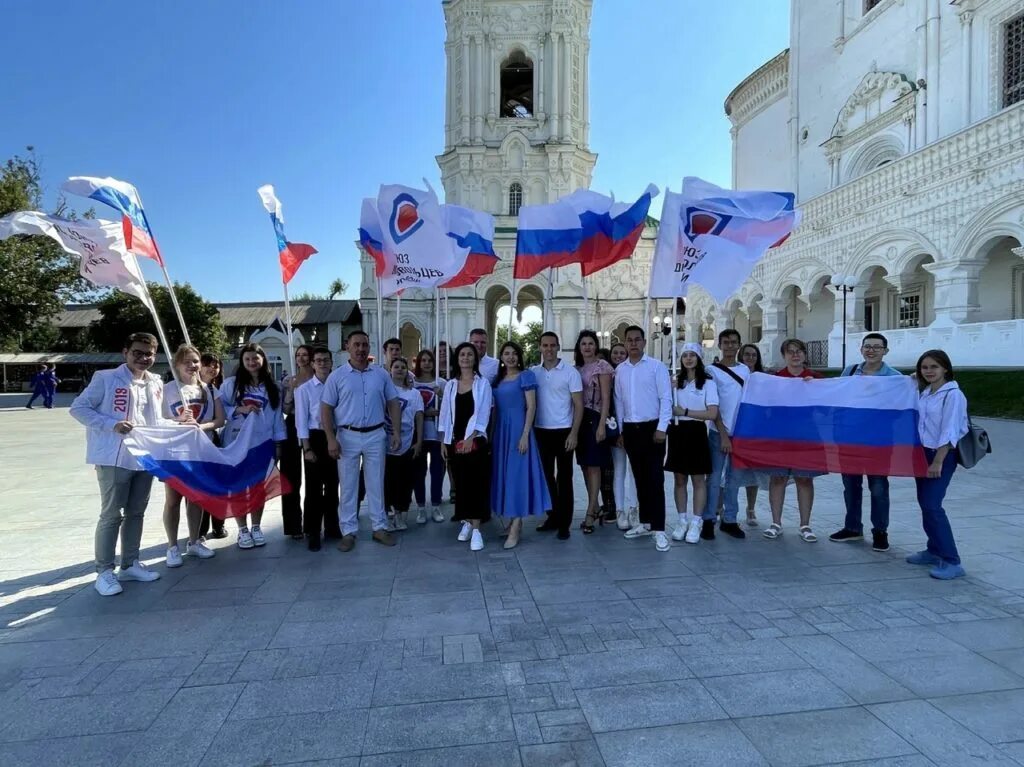 День государственного флага отмечается 22 августа. Флаг Астраханской области. День государственного флага России в Элисте. День государственного флага России в Таганроге 2022 коротко. Флак Астрахани и России.