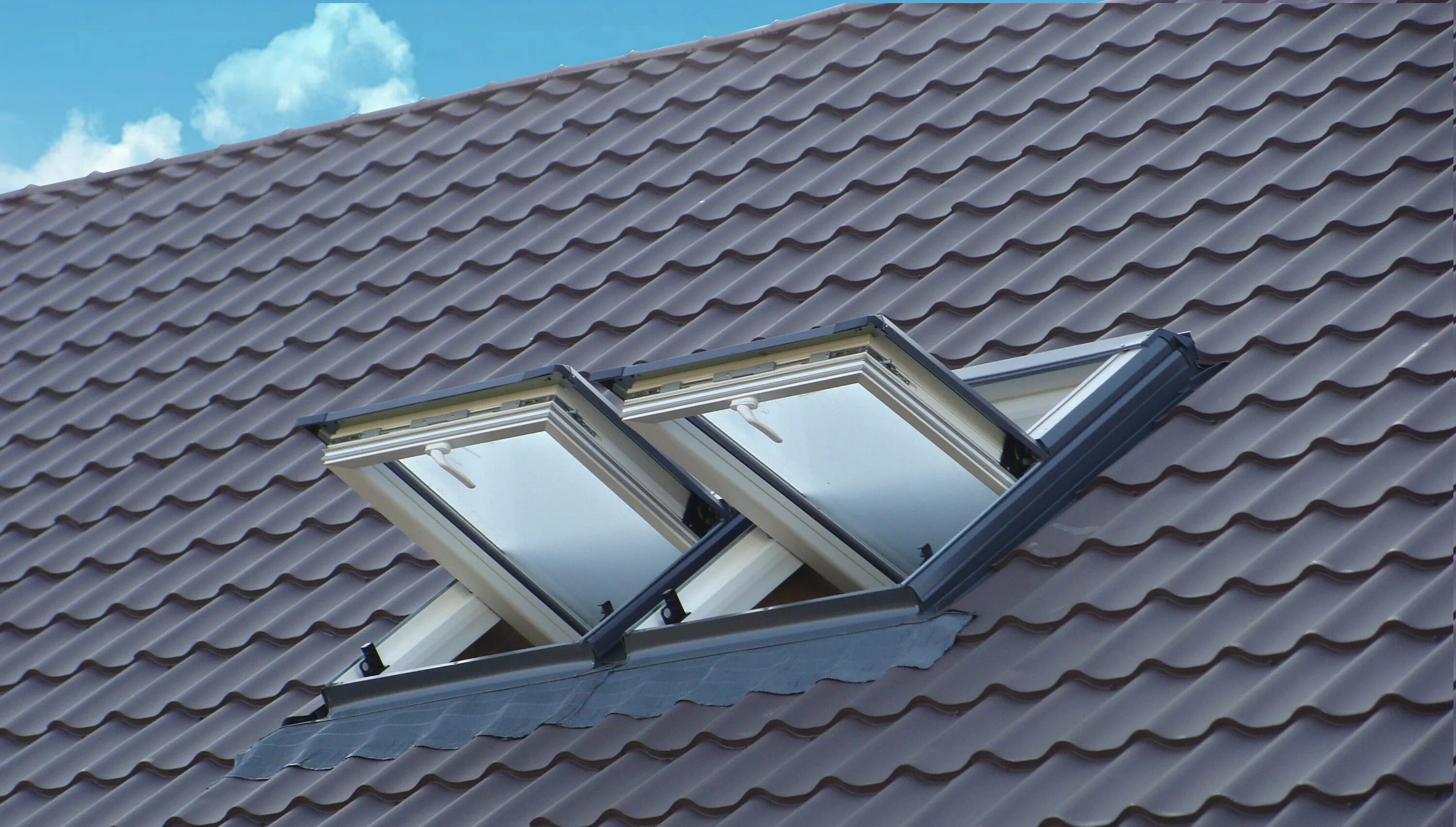 Как вставить окно в крышу. Мансардное окно velux. мансардное окно факро. монтаж мансардного окна fakro. окна велюкс монтаж.