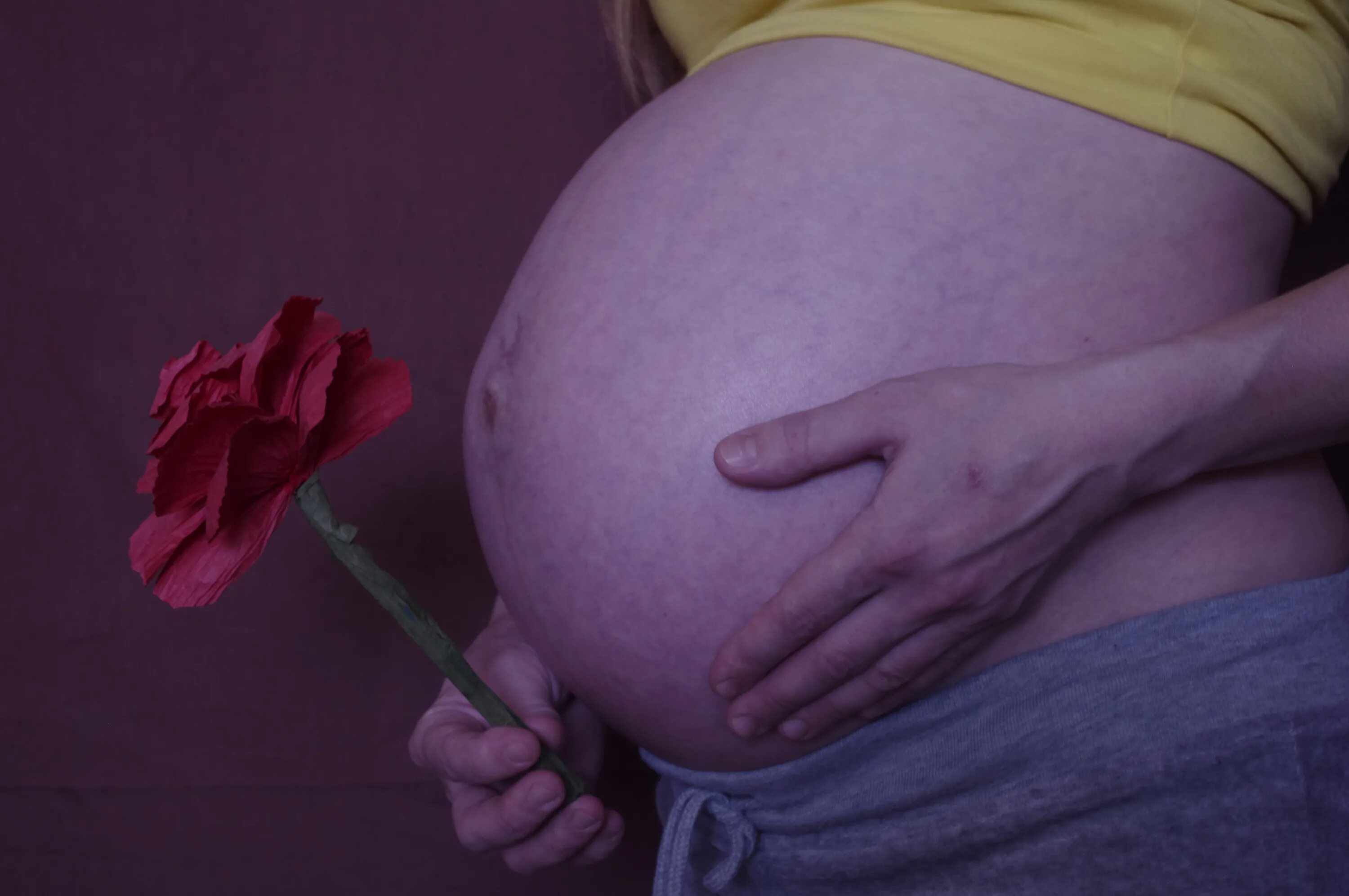 Беременность. Беременность картинки. Живот беременной женщины. Большие животы беременных. 41 неделя тянет