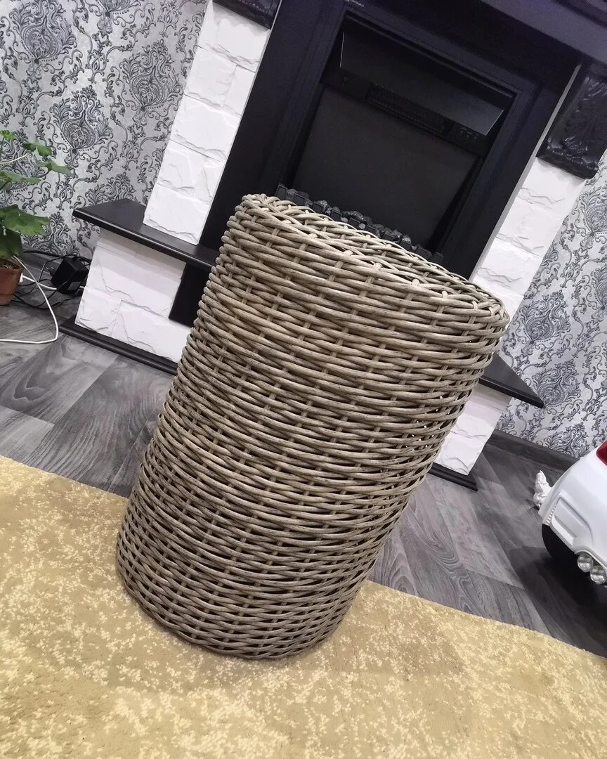 Цилиндр из ротанга своими руками. Кашпо цилиндр из ротанга. цилиндр из ротанга в композиции. цилиндр из ротанга в композиции в саду. цилиндр из ротанга фото.