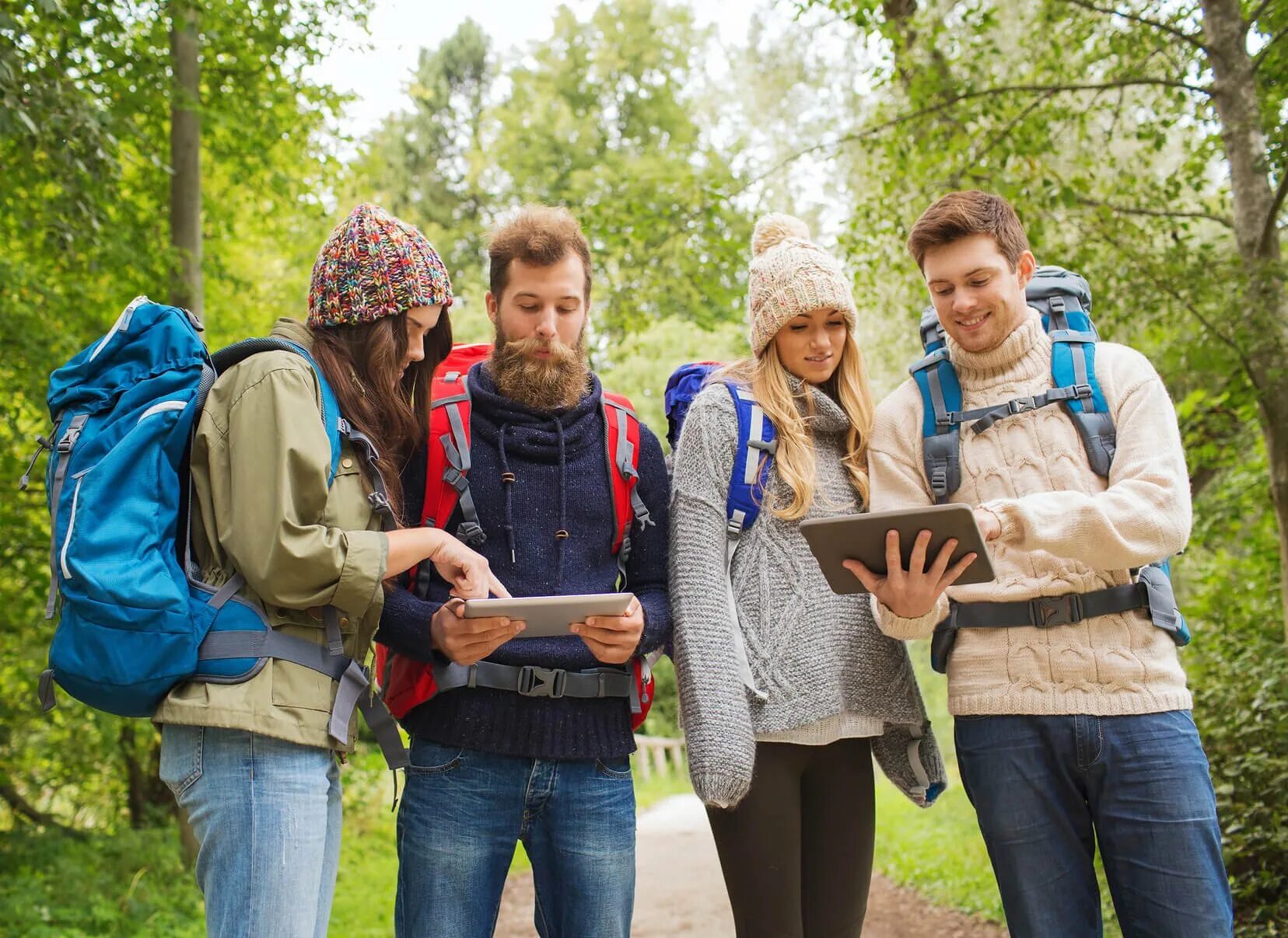 Student travel. Туристическая группа. Группа туристов. Турист с телефоном. Молодежь с рюкзаками в походе.