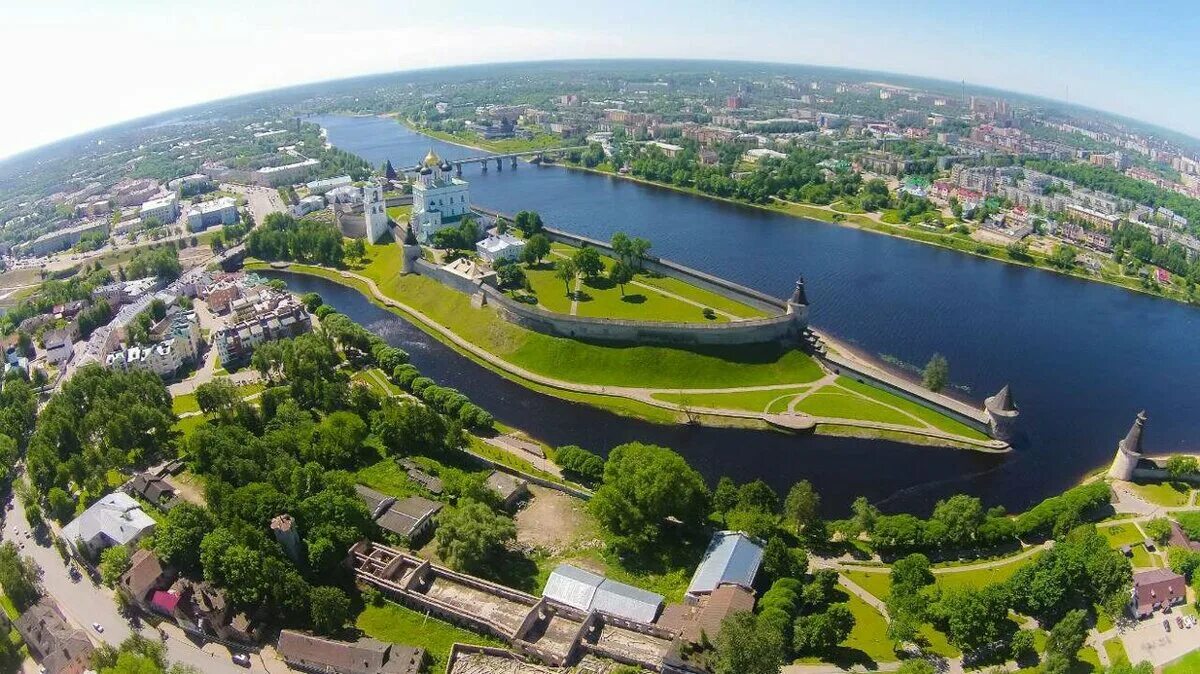 П ковский кремль кролм. Великий псков. Псков достопримечательности кремль. Псковский кремль. Советский псков река пскова.