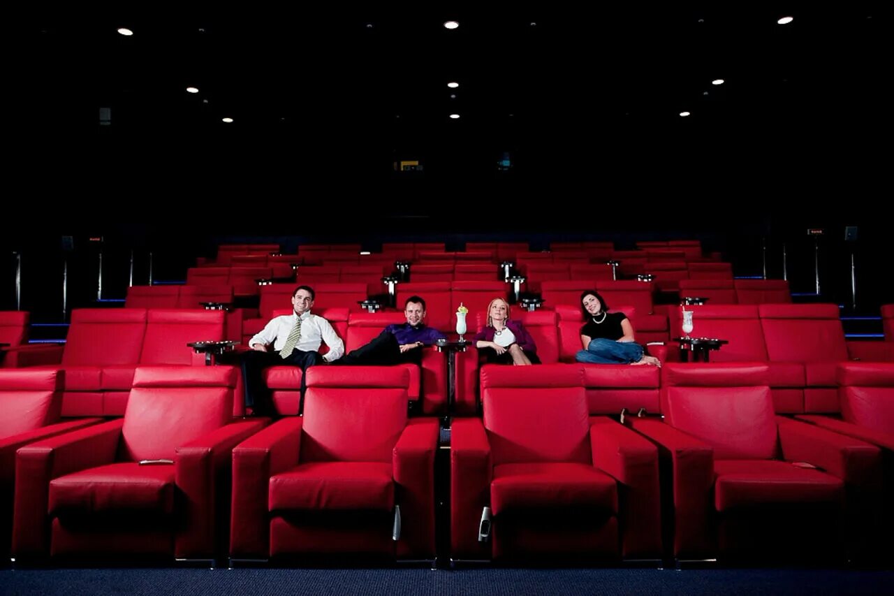 кинотеатр кинотеатр каро 4 на шереметьевской. полупустой кинотеатр. места в кинотеатре. свободные места в кинотеатре. ряды в кинотеатре.