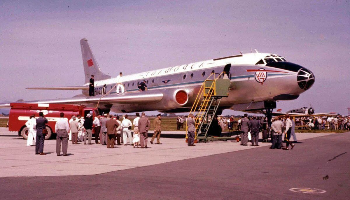 Первые реактивные пассажирские самолеты. Ту-104 пассажирский самолёт. Первый реактивный пассажирский самолет ту-104. Ту 104 1956. Ту-104 пассажирский самолёт СССР.