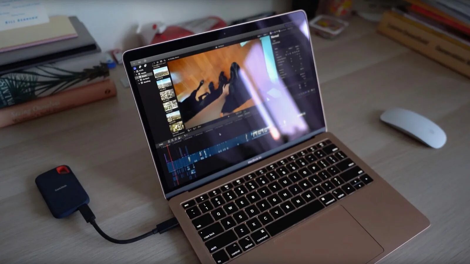 Не работает видеоповтор iphone на макбуке. Видеомонтаж макбук. macbook монтаж. монтаж на макбуке. крепление iphone к macbook.