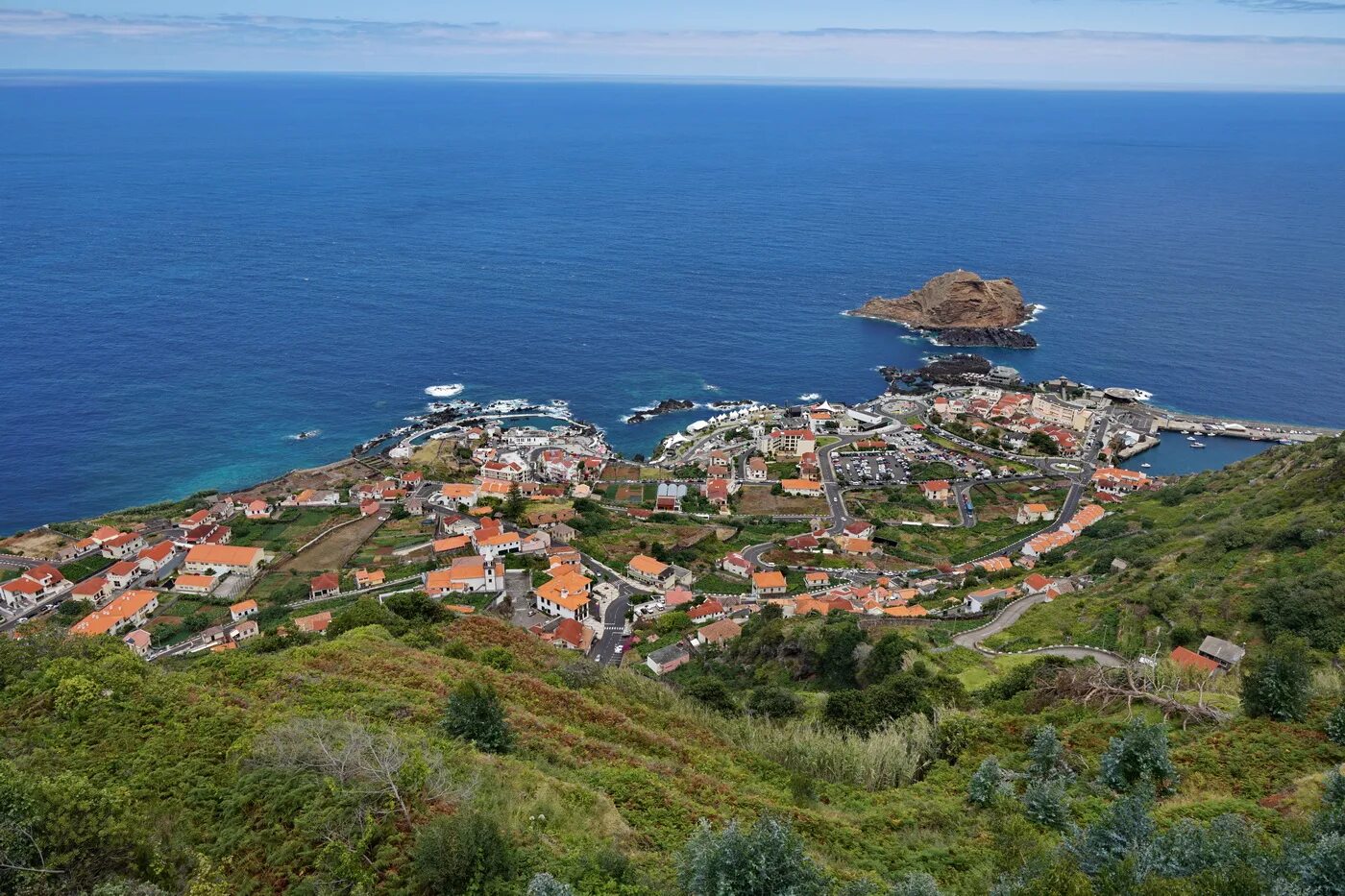 Португальский остров. Порту Мониш Мадейра. Остров Мадейра Португалия. Фуншал Мадейра Португалия. Мадейра (автономный регион).