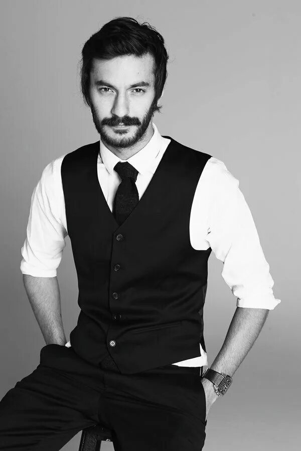 Сарп джан кёроглу постучись. Сарп джан кёроглу турецкий актёр. Сарп джан кёроглу постучись. Сарп кан короглу. Турецкий актер сарп джан кероглу.