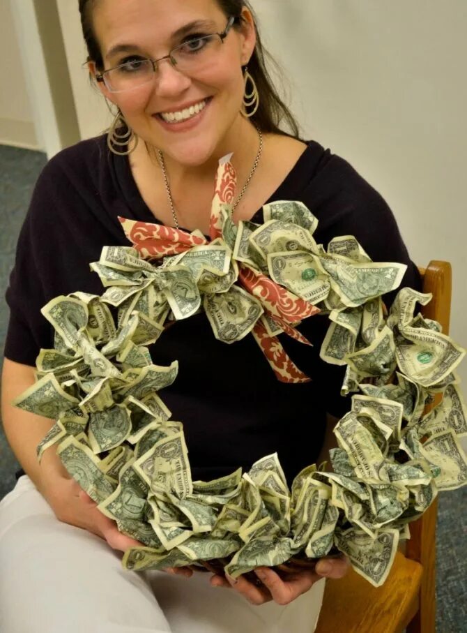 оригинальный подарок из денег. рамка с деньгами в подарок на свадьбу. подарить деньги оригинально на 45 лет. подарить деньги оригинально на 45 лет. сувениры из денежных купюр.