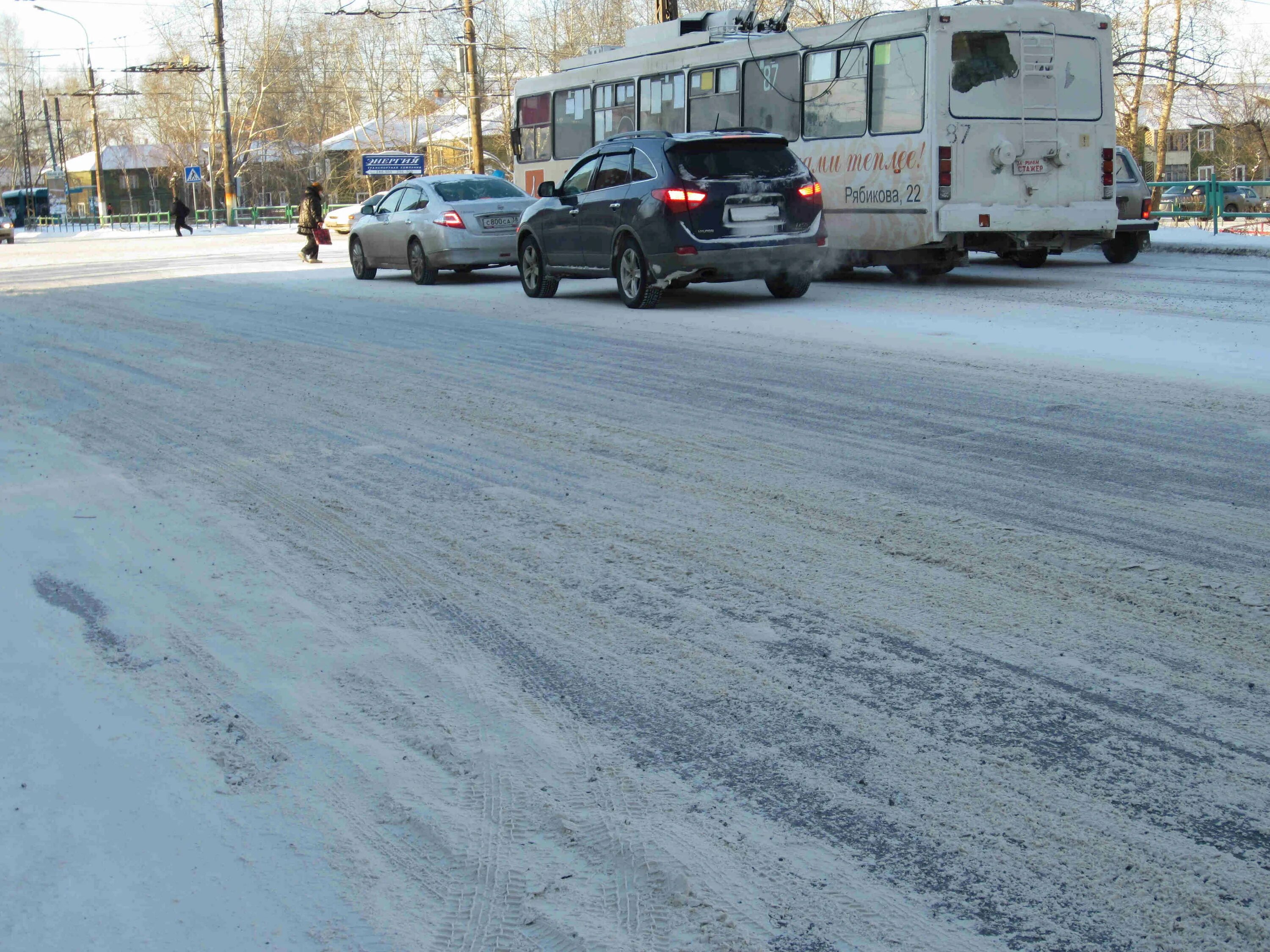 Зима реагенты. Противогололедные реагенты. Гололед на дороге и реагент. Уборка льда реагентами. Тобольск дороги зимой используется реагент.