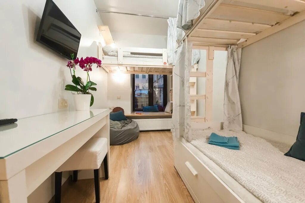 Хостел на василеостровском острове спб. Хостел двухместный красные. Театральная площадь 2 санкт-петербург хостел. Лайк хостел санкт-петербург. Хостелы в питере.