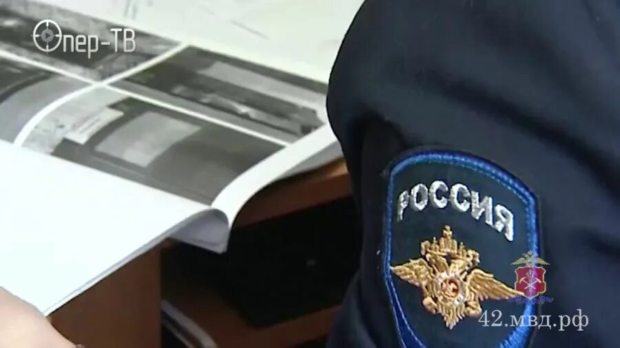 Работница полиции на месте преступления