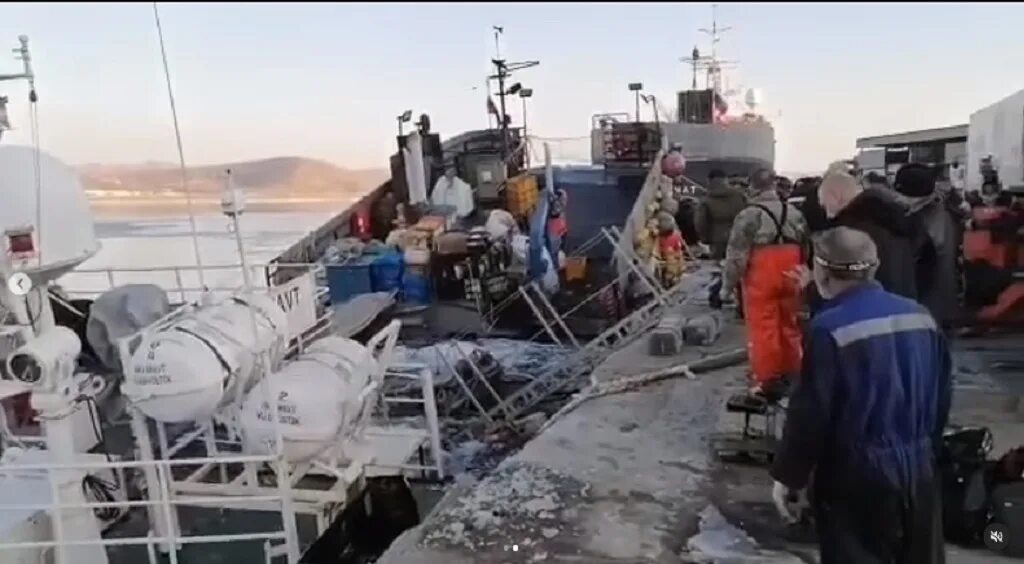 Судно видео. Краболовное судно затонуло у причала порта Зарубино в Приморье. Краболовное судно Акванавт. Судно Акванавт краболовное рыболовное. Затонувшее судно Приморский край.