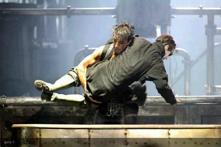 Тилль линдеманн в далекий край. Флаке и тилль раммштайн. rammstein тилль и флаке. тилль линдеманн и кристиан лоренц. тилль линдеманн и флаке лоренц.