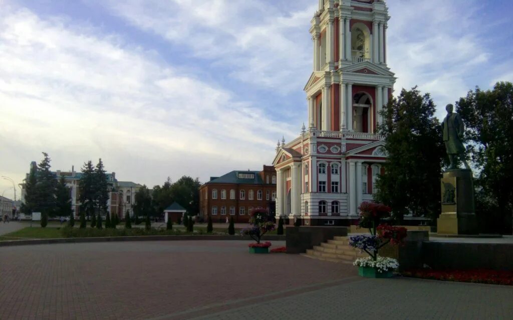 Тамбов 3. Сквер имени зои космодемьянской тамбов. тамбов сквер зоя. площадь зои космодемьянской тамбов. тамбов храм у сквера зои космодемьянской.