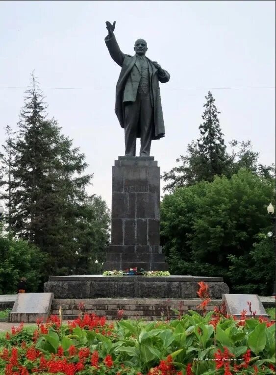 В каком городе стоит ленин. Памятник в.и.ленину. скульптор н.в.томский.. памятник ленину иркутск. памятник ленину в г луге. днепропетровск, памятник ленину возле филармонии.