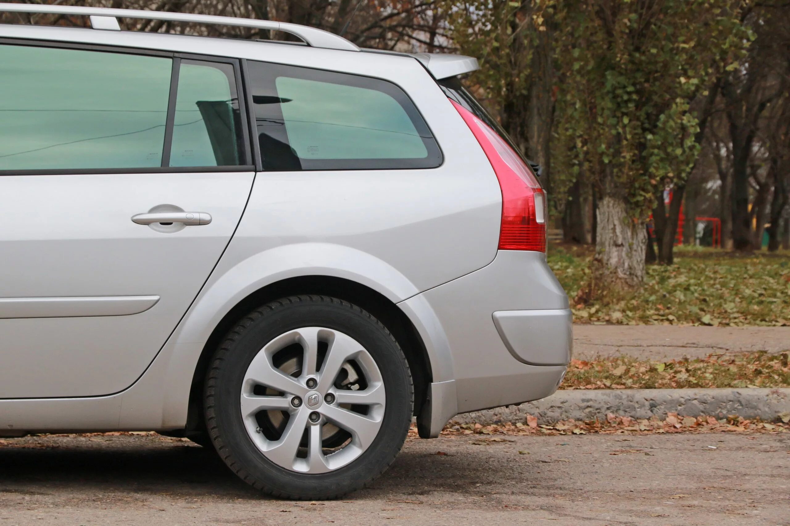 Диски меган 1. Диски меган 1. Рено меган 2 2006 на дисках. Renault megane 1 хэтчбек. Renault megane 2 17 дюймов.