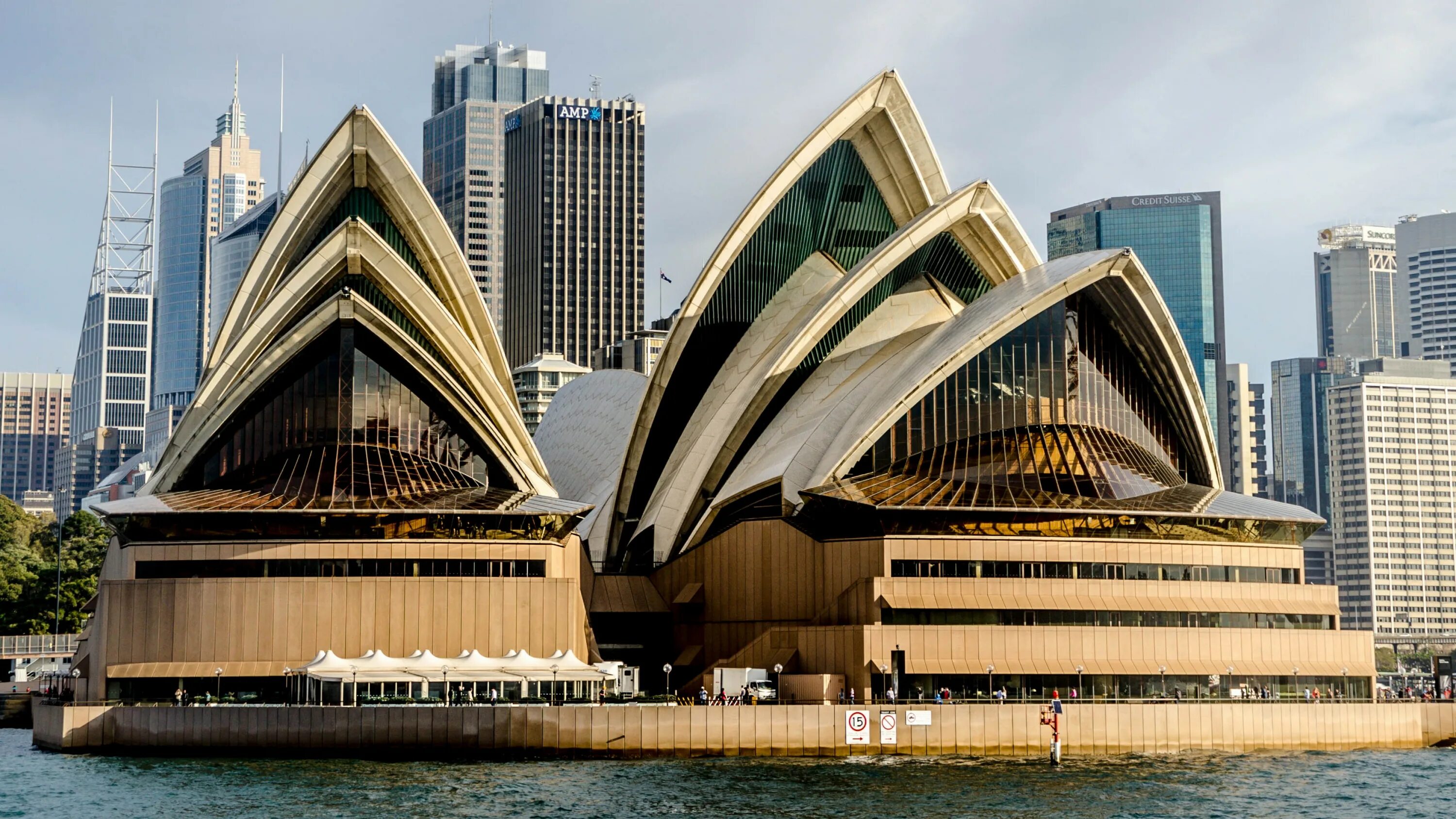 Всемирно известные здания. Сиднейский оперный театр Австралия. Сиднейский оперный театр архитектура. Сидней опера Хаус. Сиднейский театр Колизей.