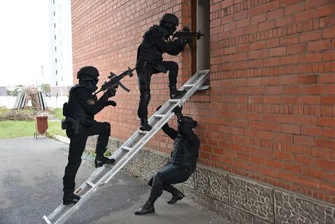 Омон стоит