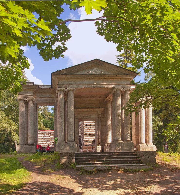 Берёзовый домик в гатчине. Березовый домик и портал маска. Портал маска гатчинский парк. Гатчина парк березовый домик. Павильон березовый домик в гатчине.