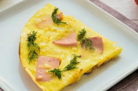 Омлет с колбасой и сыром