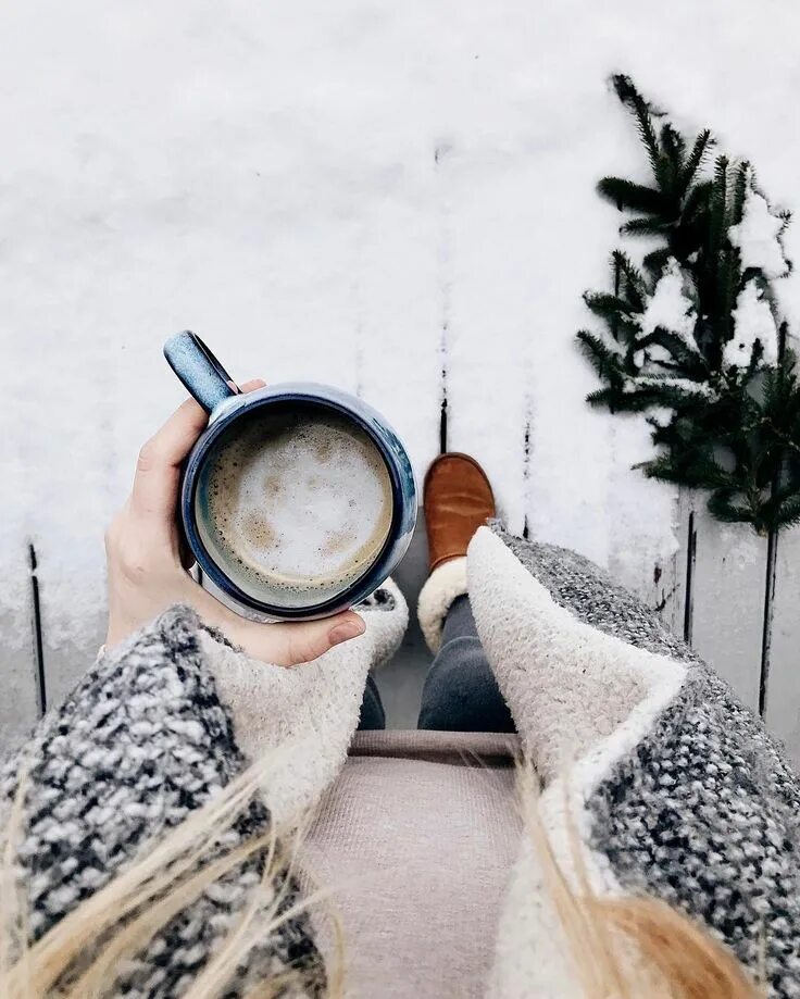 Картинки февраль стильные. Доброе утро зима. Зимний кофе. Снежное утро. Утренний кофе зимой.