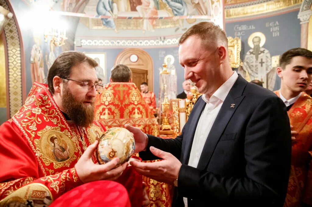 Служба в свято троицком храме. Пасхальное богослужение в Свято Троицком храме в Саратове 2023. Владыка Саратовской епархии. Святая Троица богослужение.