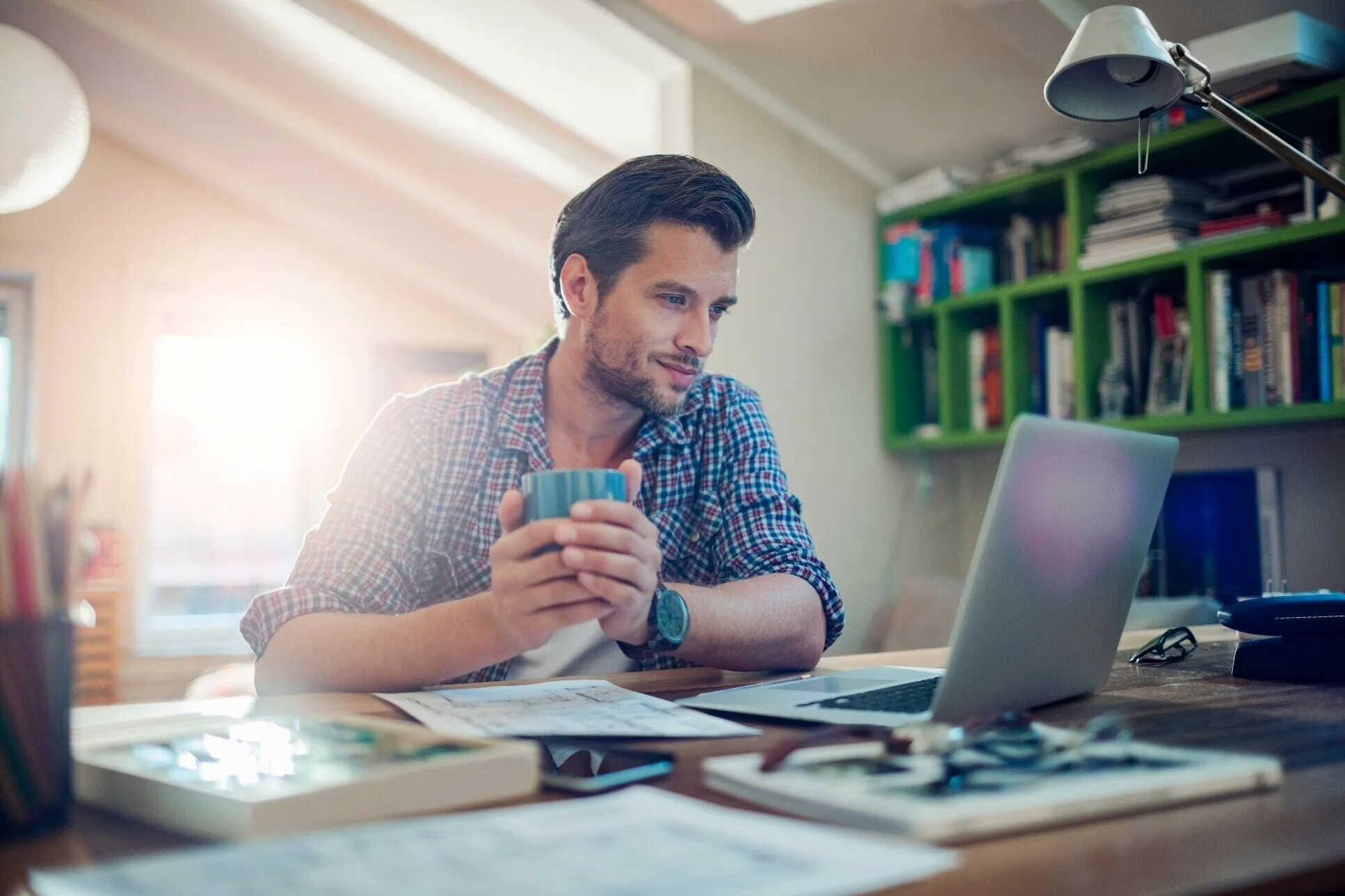 женщина на удаленке. It программист. удаленная работа. удаленная работа мужчина. удаленная работа мужчина вакансии.