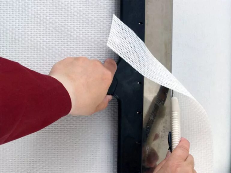 Отделка стен стеклопластиком. Как клеить стеклообои на стены. Стеклообои на потолок. Подготовка стен под покраску. Наклеивание стеклохолста на стены.