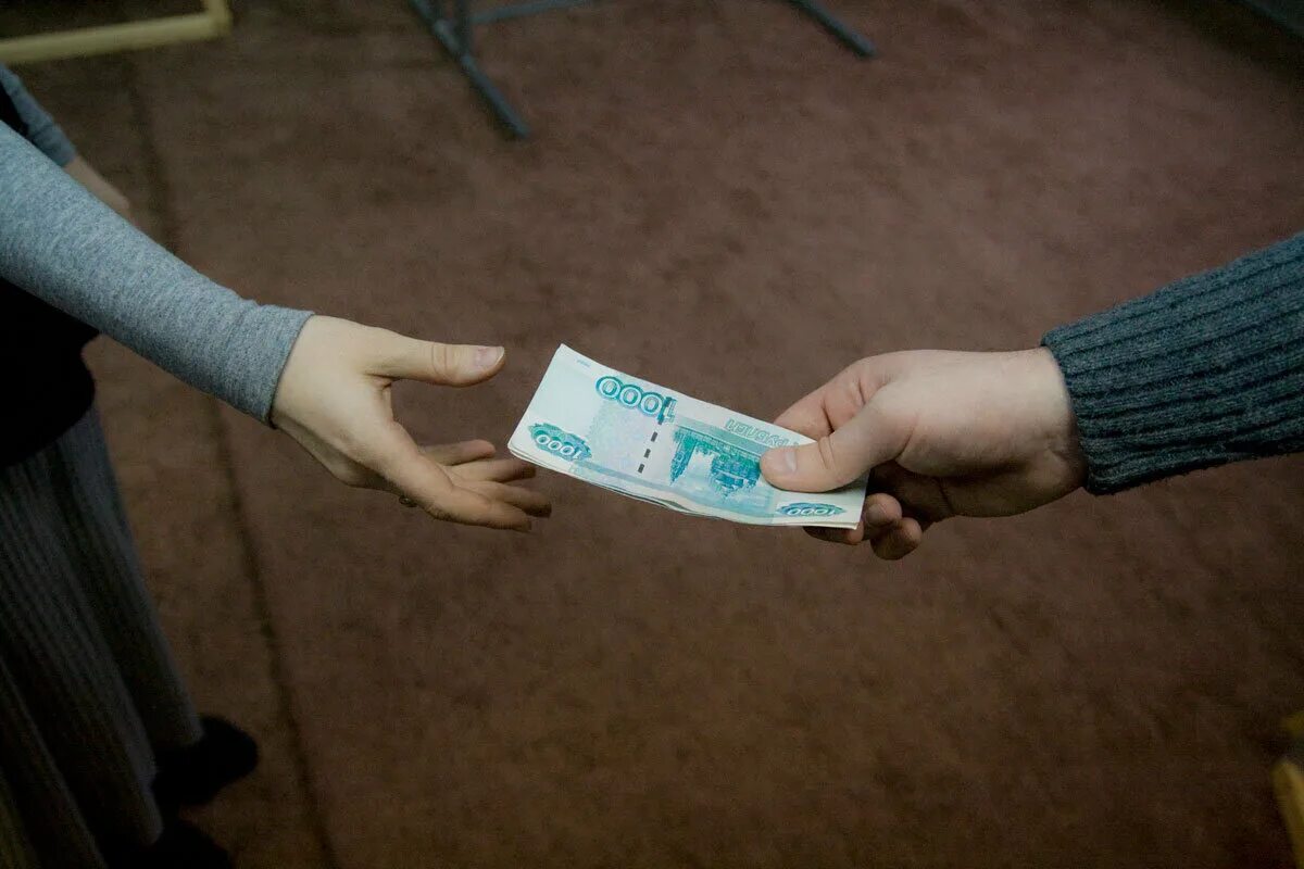 Деньги отдавать ночью. Отдает деньги. передача денег. дает деньги. раздает деньги.