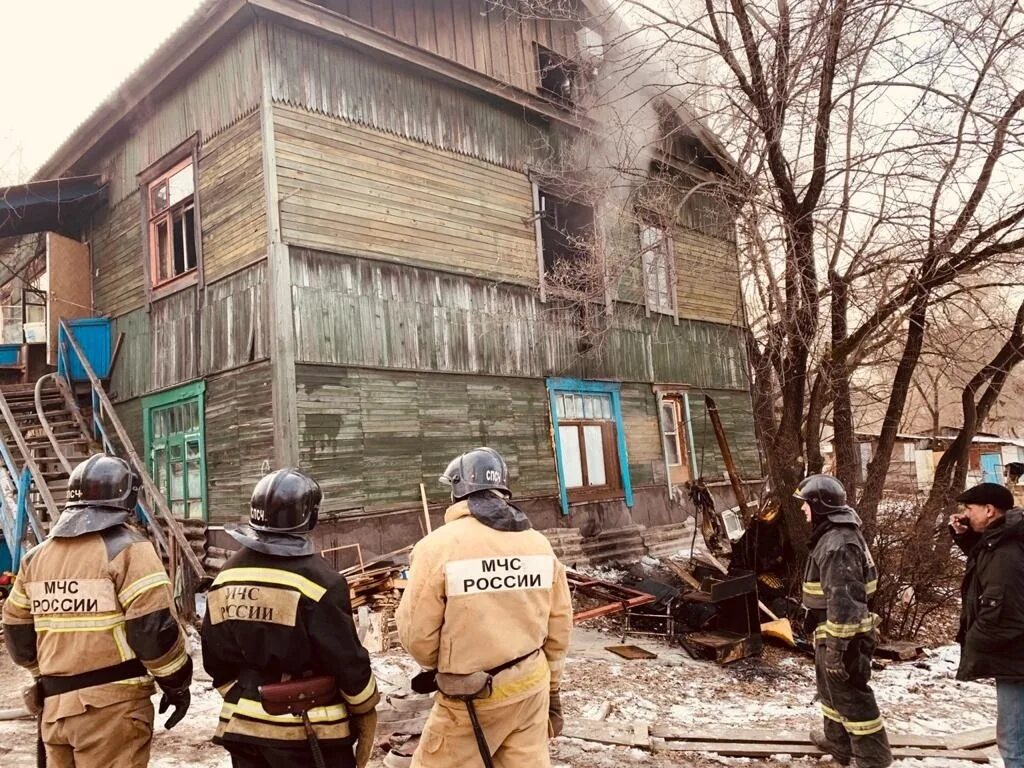 Сгоревший деревянный дом. Пожар бараков в Хабаровске. Пожар в здании. Пожар фото. Хабаровск сгорели