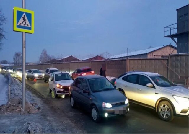 Нападение на сызрань. Пешеходный переход. Обочина в городе. Машины едут через пешеходный переход фото. Машина в переулке день.