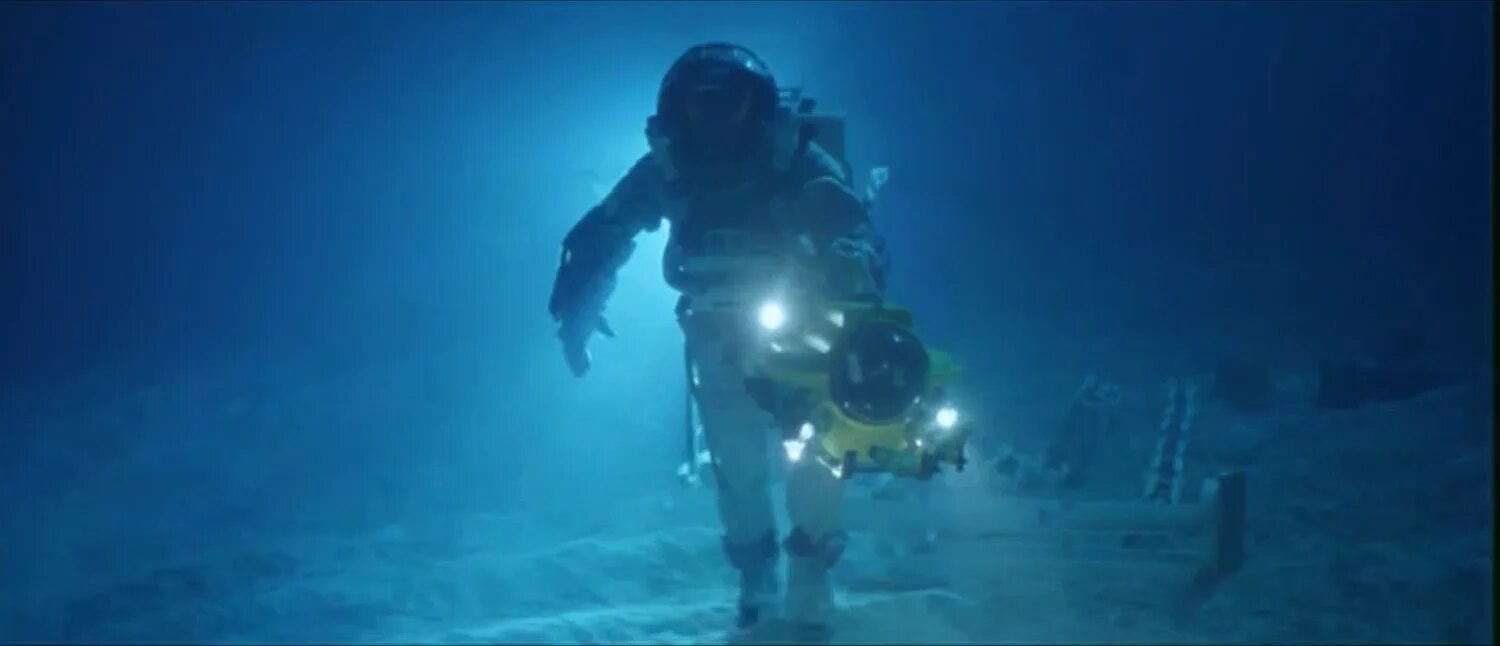 Вернувшийся из бездны. Бездна океана с рыбами. Там где льет драконий дождь. Кэмерон бездна 1989. Iffrita noah.