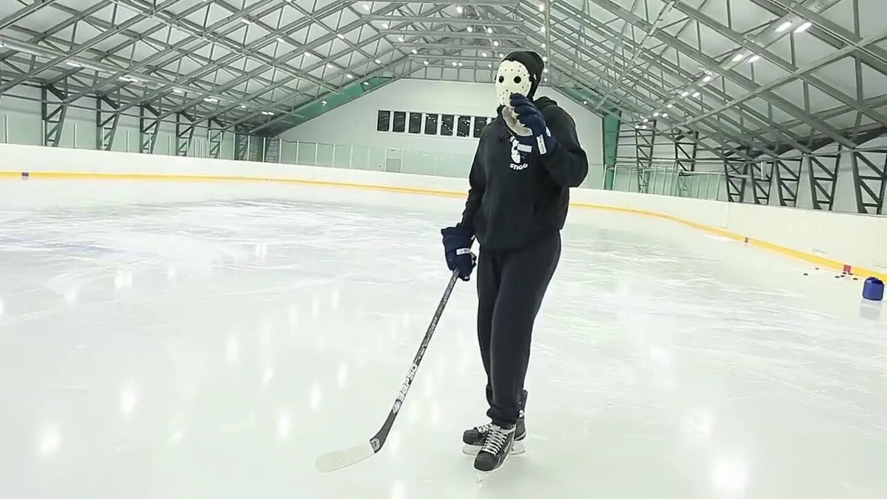 Дриблинг в хоккее. Владение клюшкой и шайбой в хоккее. Шайбу поднимают на клюшке. Олег шустерман. Юные фигуристы.