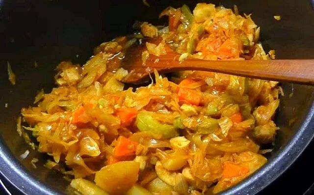 Рагу с капустой. Овощное рагу с капустой. Овощное рагу с капустой и картошкой. Рагу с капустой и кабачками. Рагу с капустой и картошкой в мультиварке