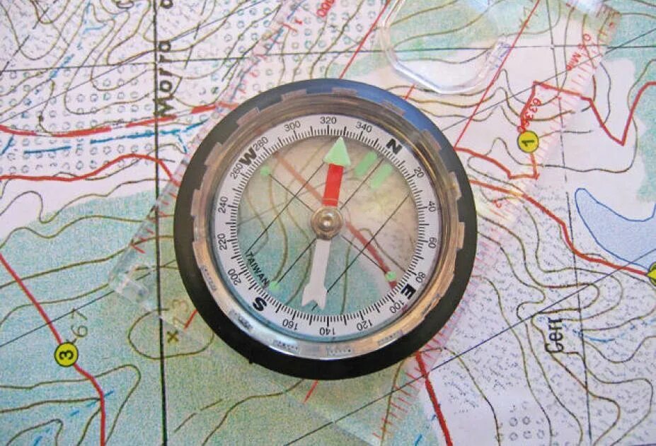 Спортивное ориентирование на местности. Компас и карта ориентирование. Спорт ориентирование на местности. Компас и карта ореентир.