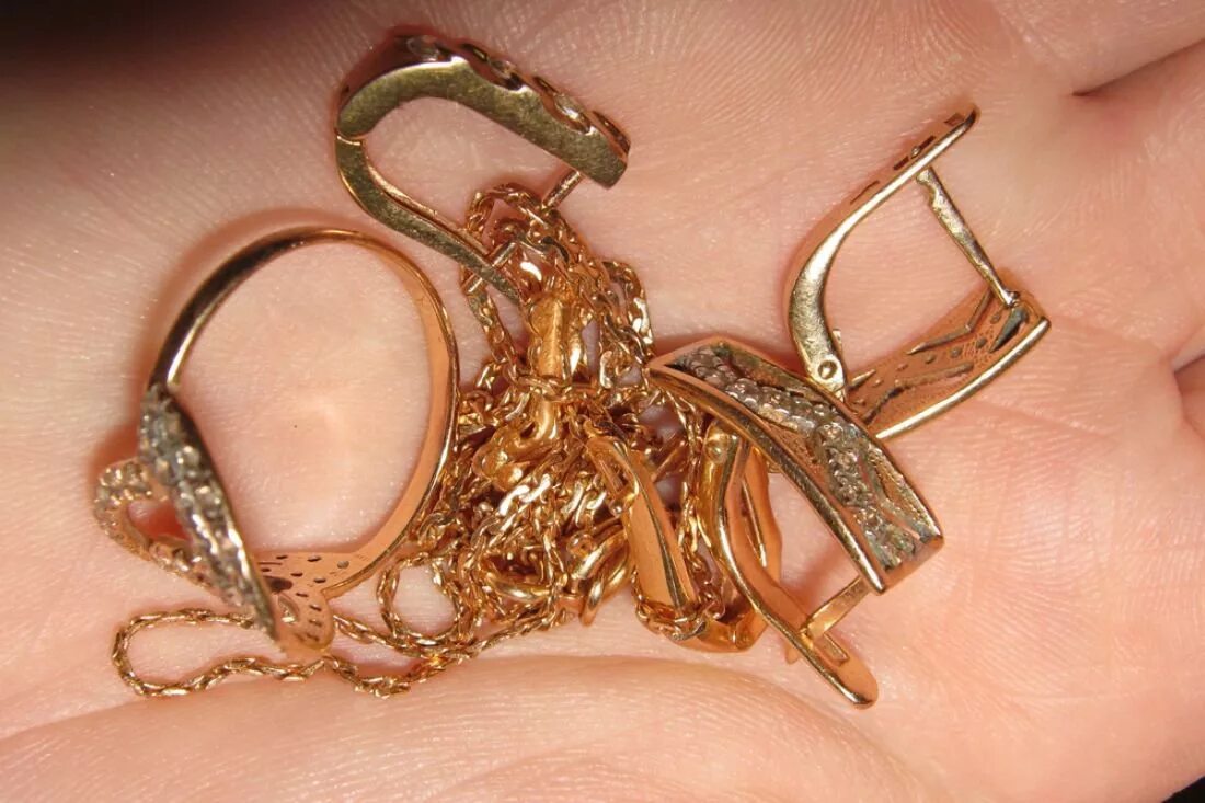 Лом золота фото. Обручальное кольцо референс. Разбитые обручальные кольца. Разбитое золотое кольцо. Золотое сердце.