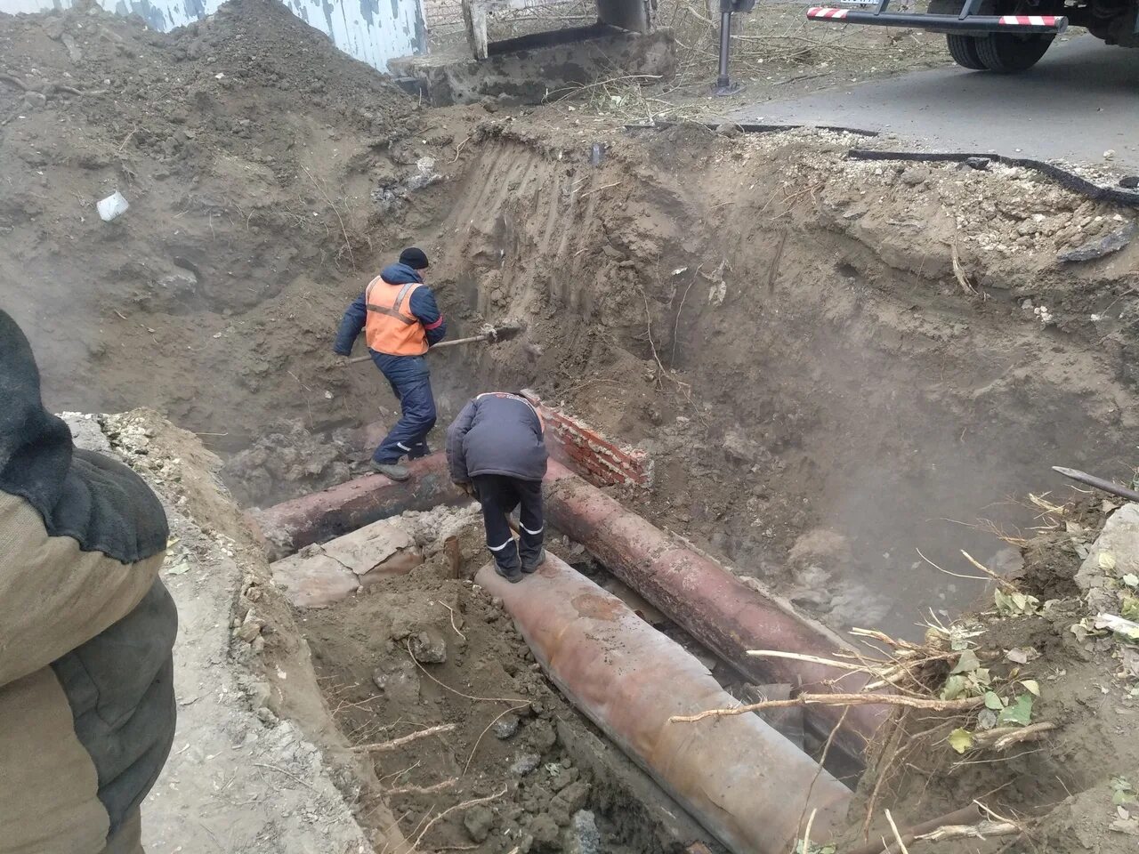 Старая теплотрасса. Теплосети. Ремонт трубы волгоград. Подготовка к отопительному сезону. Теплотрасса в городе.
