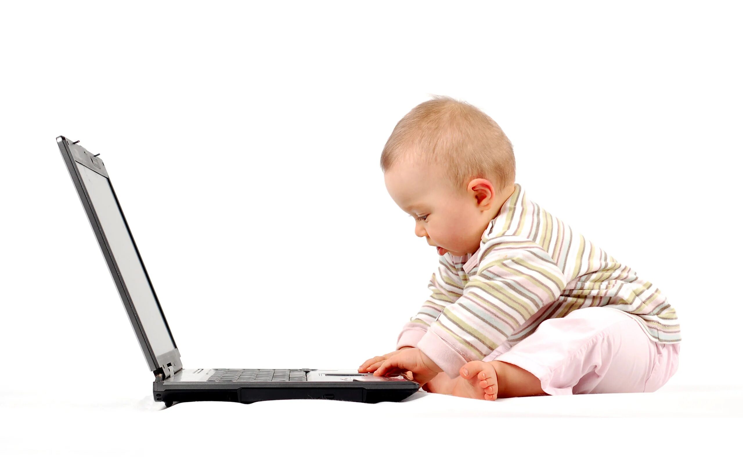 Маленький ребенок за компьютером. Компьютер для детей. Маленький компьютер для детей. Работа в интернете.