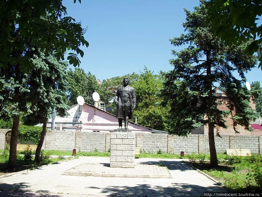 Маздок или моздок столица чего. Памятники моздока. моздок северная осетия. памятник кирову в моздоке. моздок северная осетия достопримечательности.