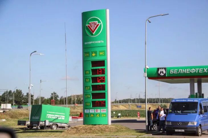 Топливо на азс белоруснефть. Топливо на азс белоруснефть. Грузовики на заправке беларусь нефть. Ассортимент азс. Заправка круглосуточно.