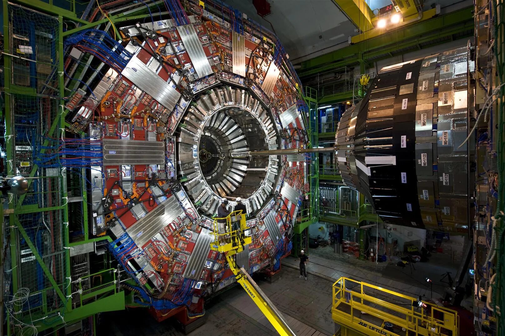 Церн швейцария. Швейцария ЦЕРН коллайдер. Адронный коллайдер ЦЕРН. Большой адронный коллайдер Atlas. Большой адронный коллайдер детекторы.