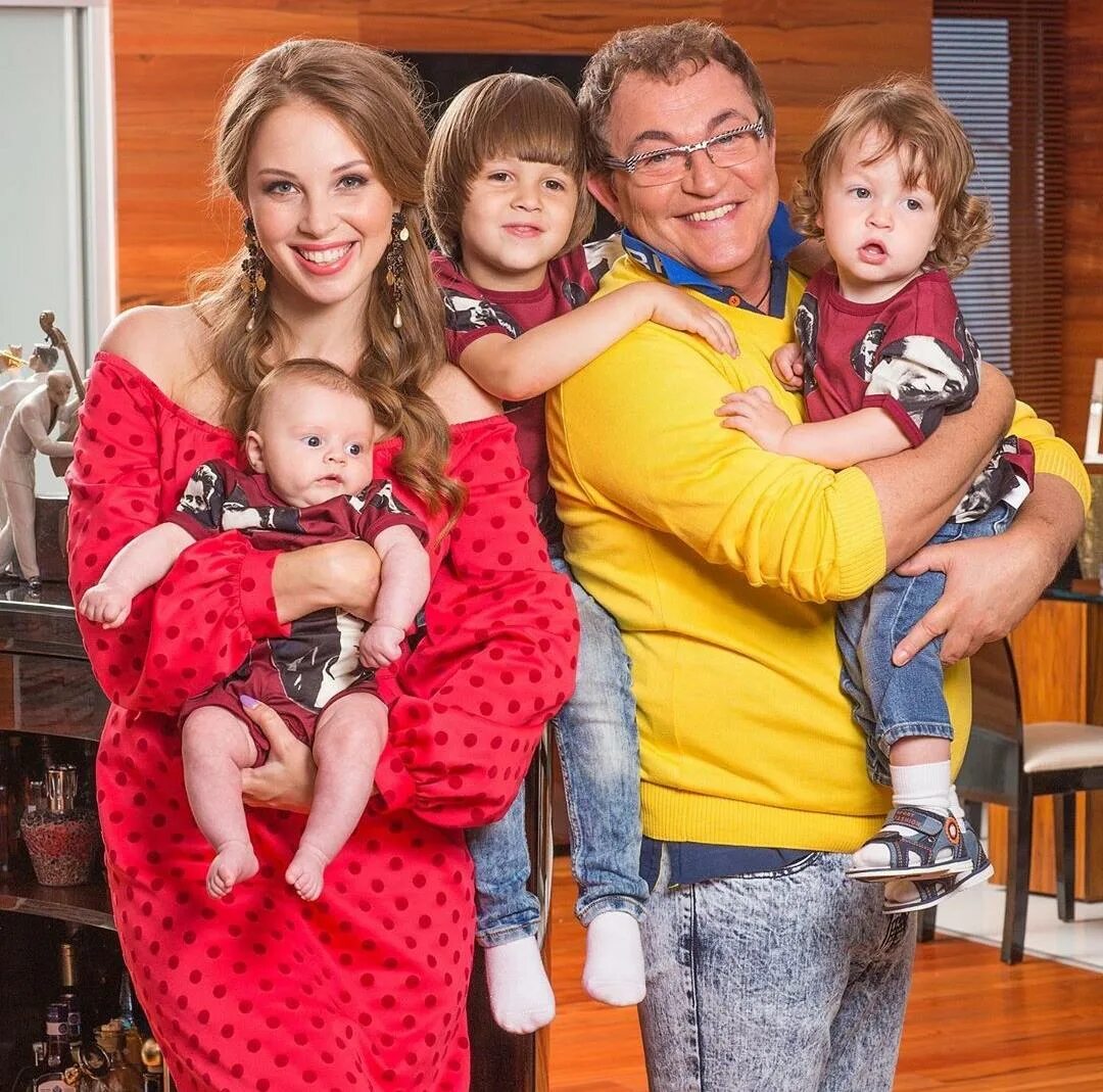 Дмитрий дибров 2020. Полина диброва дмитрий дибро. Дмитрий дибров и полина диброва 2022. Где сейчас дибров и чем занимается. Где сейчас дибров и чем занимается.