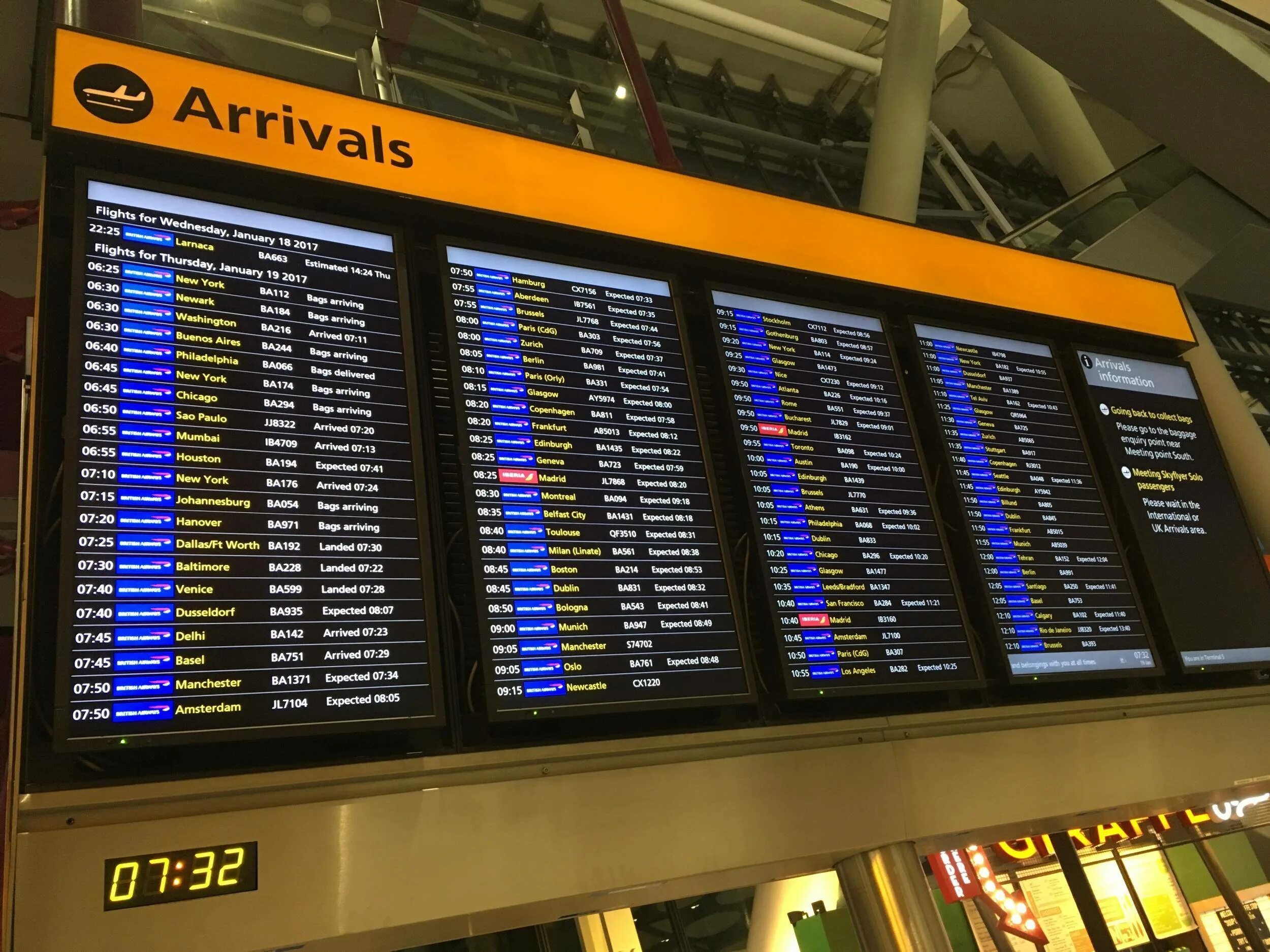 Аэропорт вылет. Аэропорт лондон табло. arrivals в аэропорту. табло аэропорта хитроу. аэропорт хитроу лондон табло.