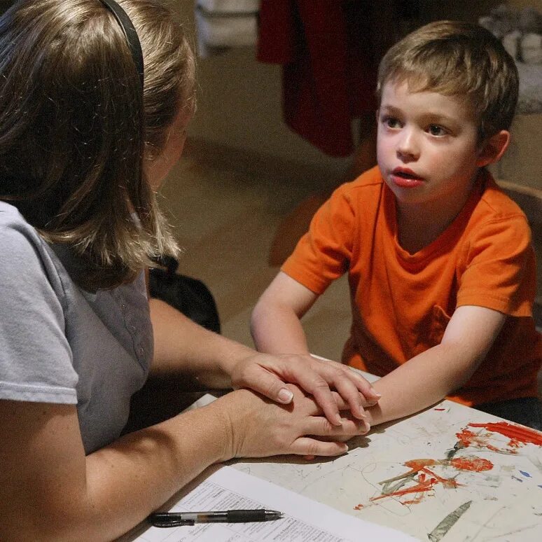 Родители с детьми аутистами. Расстройство аутического спектра у детей что это. Дети с рас в школе. Работа с детьми с расстройствами аутистического спектра. Дети с рас в школе.