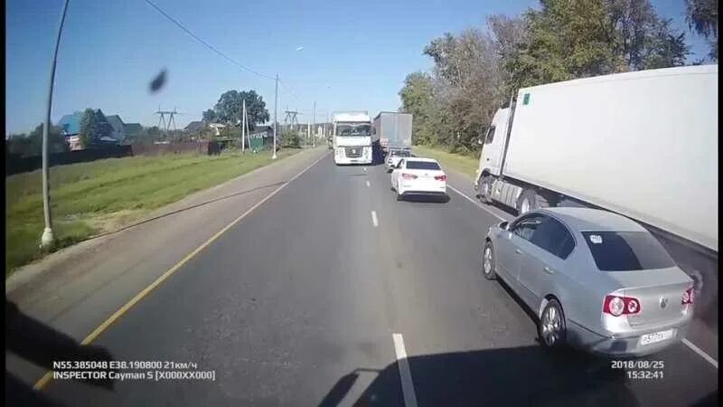 Как дальнобойщики учат хамов на дороге видео 2019. Дальнобойщики проучили бандитов на трассе. Дальнобойщики наказывают обочечников. Дальнобойщики наказали учителей на дороге. Дальнобойщики учат хамов на дороге 2019.