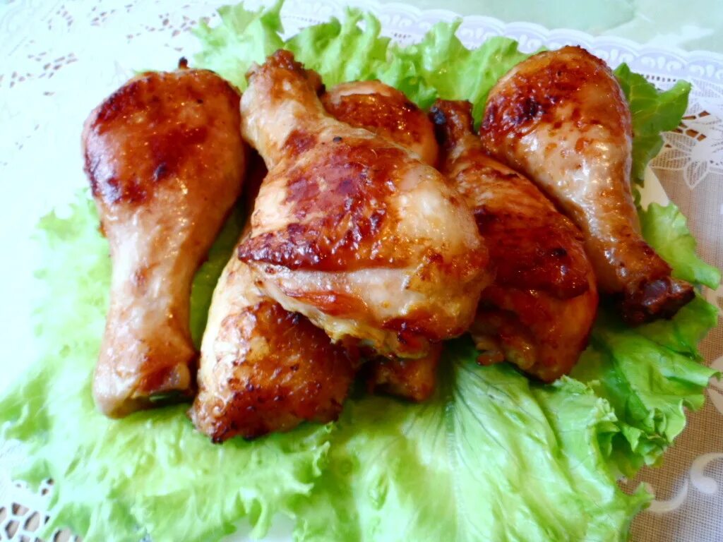 Куриные ножки на сковороде в соевом соусе. Куриные ножки фирмы. голени в соевом соусе. куриные голени в соевом соусе. маленькие куриные ножки.