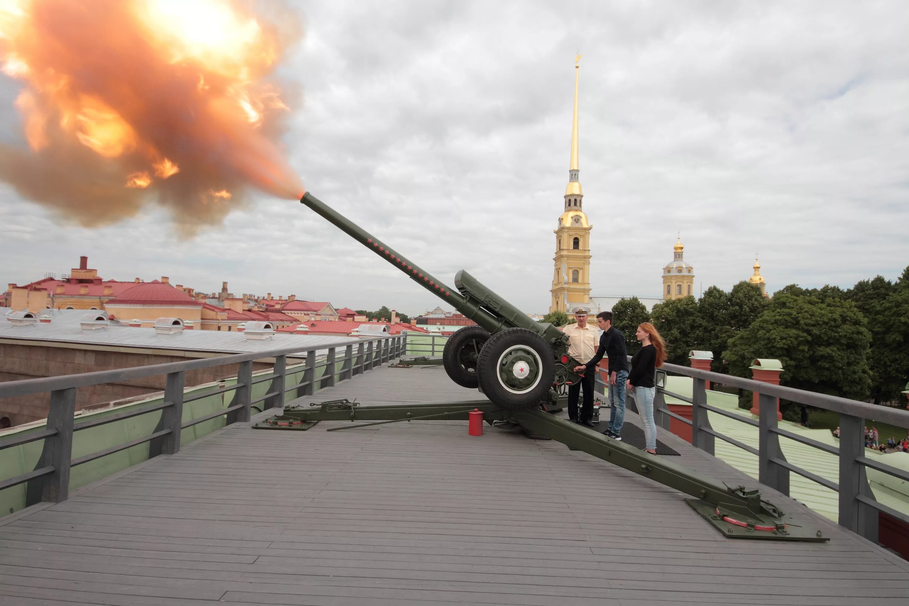 Выстрел сигнальной пушки в санкт петербурге время. Пушка Нарышкина бастиона Петропавловской крепости. Полуденный залп с Петропавловской крепости. Пушки Петропавловской крепости. Выстрел из пушки.