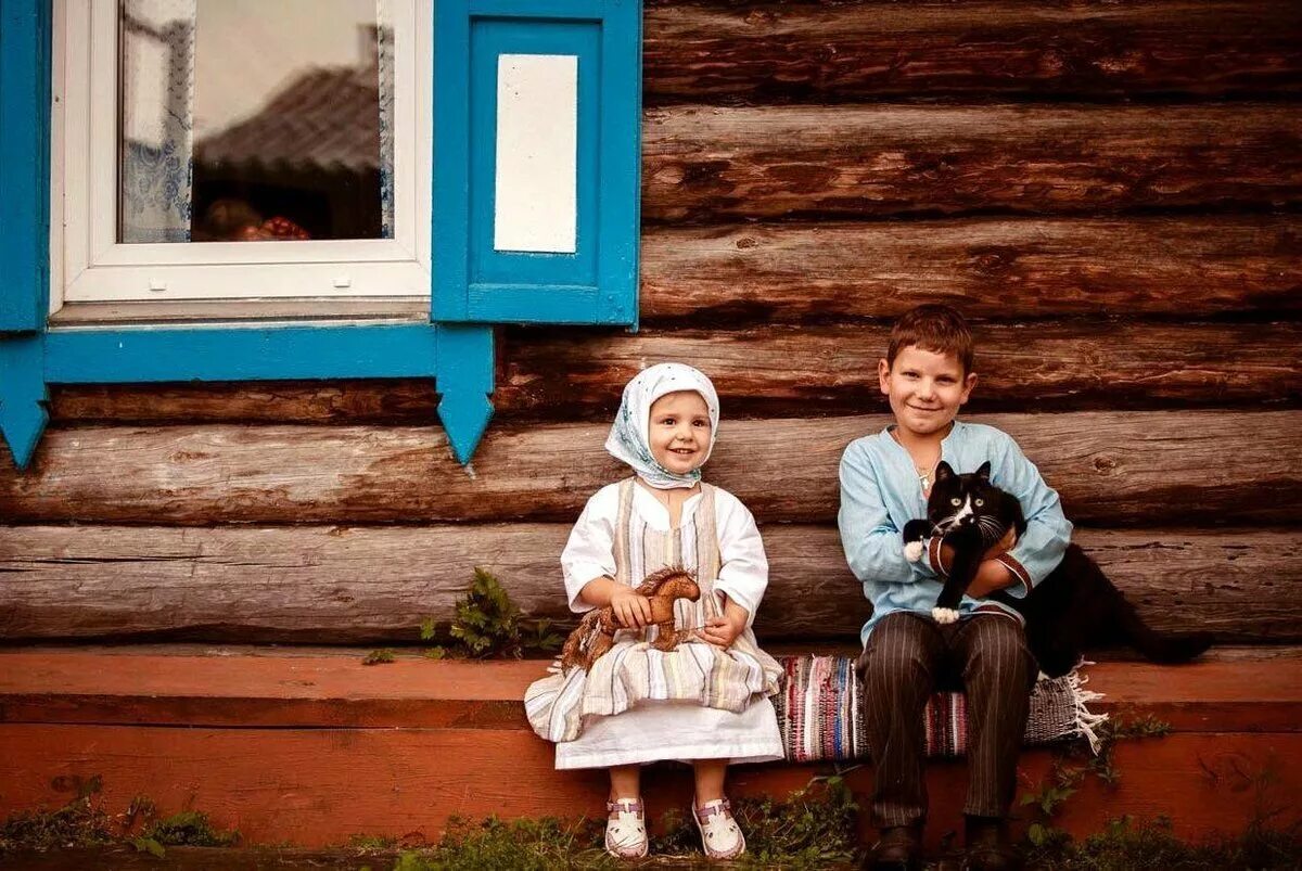 Семья в деревне. Счастливая семья в деревне. Фотосессия в деревенском доме дети. Деревенская семья.