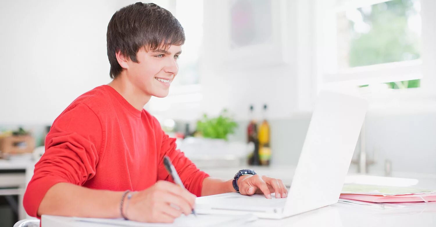 Подросток за компом. Подросток за ноутбуком. Подросток с ноутом. Школьник с ноутбуком.