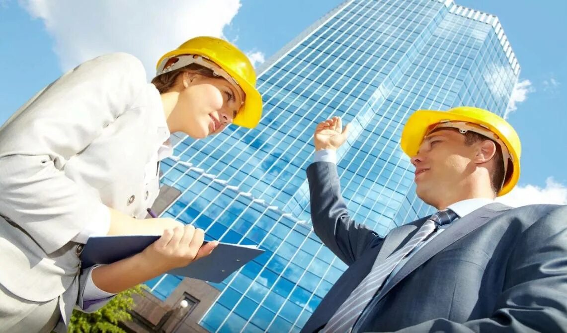 Каска строителя. Строитель. Реестр подрядчиков. Работники на стройке. Квалифицированный подрядчик.